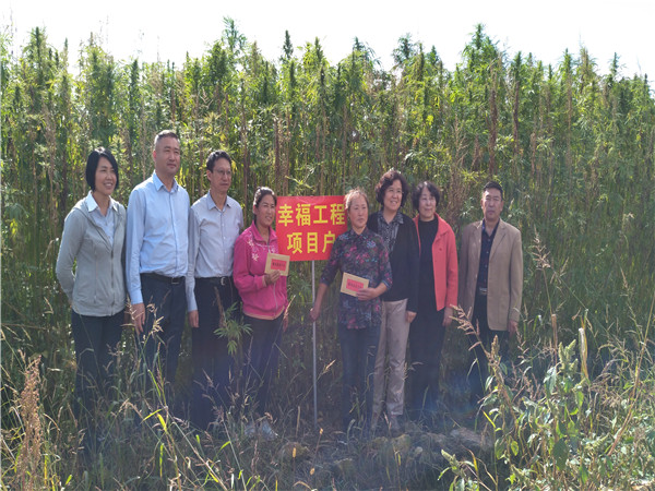 1504667184528602.jpg 郝林娜理事長一行與受助母親高云翠、徐紅在自家漢麻種植地前合影留念.jpg