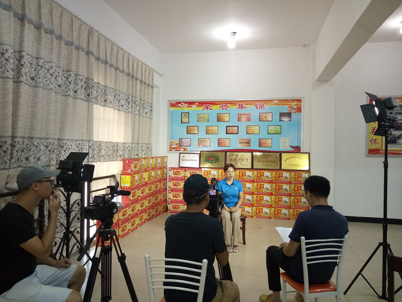 1508724419248465.jpg 攝制組采訪蘭愛珍_副本.jpg