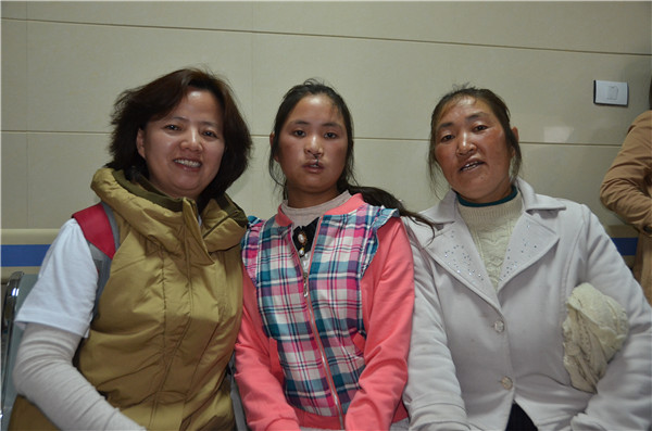 復查日，珍珍在媽媽的陪伴下前來復查，與中國人口福利基金會項目官員李曉琳合影（2014）.jpg