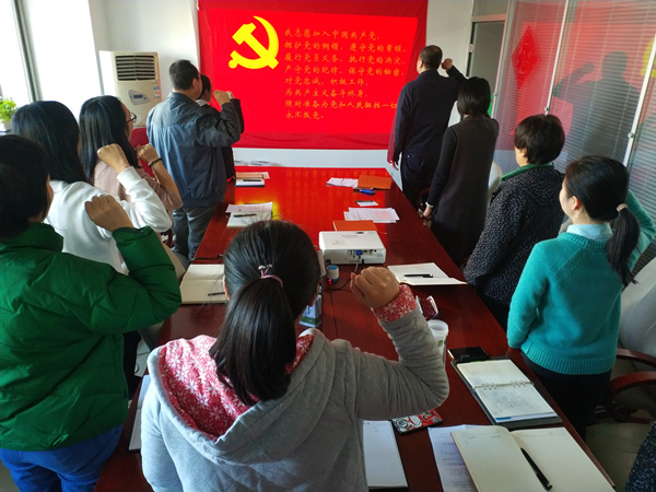 1511433593402863.jpg 張暉同志帶領(lǐng)全體黨員重溫入黨誓詞_副本.jpg