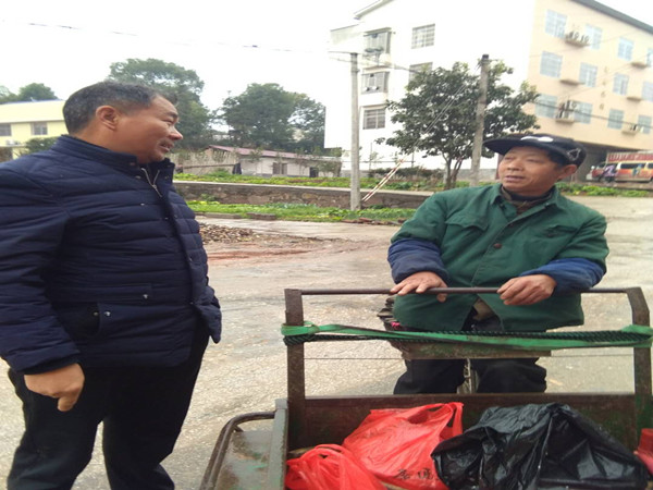 1513323170523438.jpg 何欣輝和貧困戶毛建.jpg