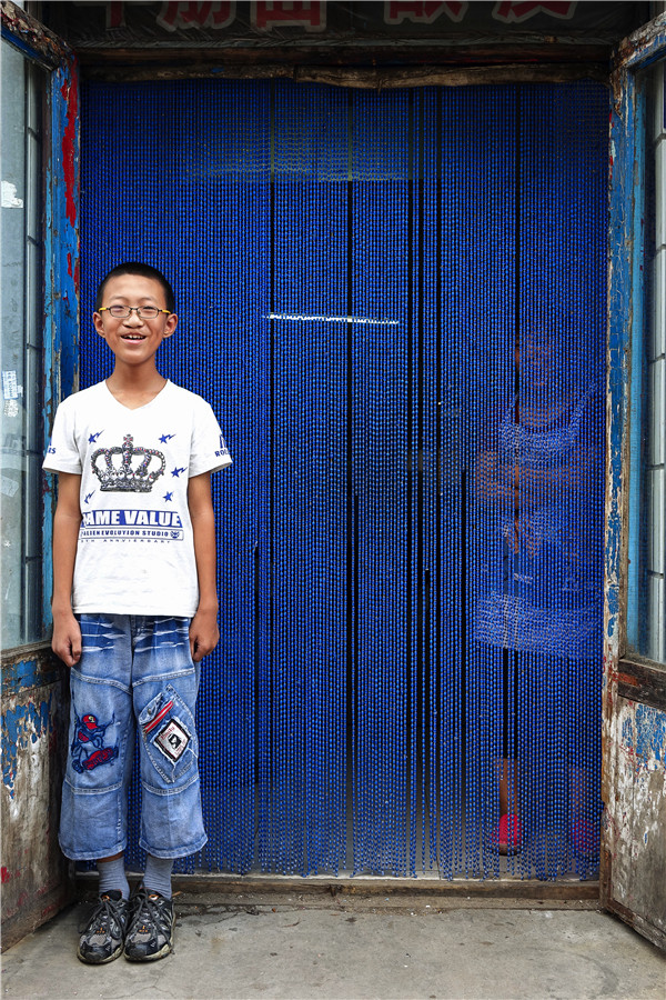 1520932726760457.jpg 不多言的媽媽在門簾后默默守望著自己越來越開朗懂事的兒子.jpg