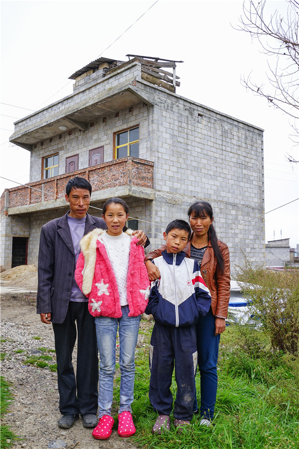 1520932954652533.jpg 劉娟一家在未完成的新家前(2015).jpg