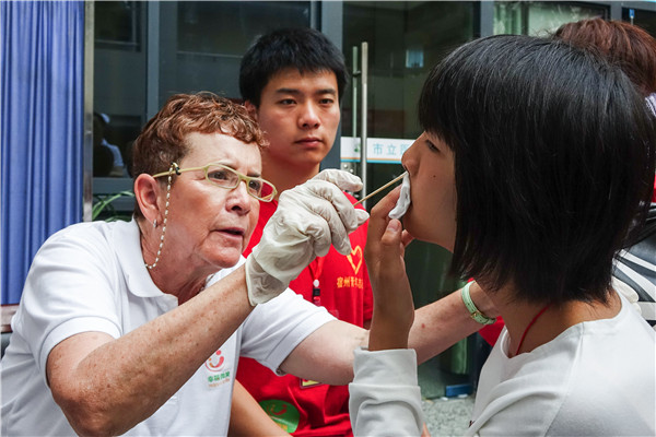 1520933283449294.jpg 2-Carol在為患兒初篩(2015年9月,安徽宿州).jpg