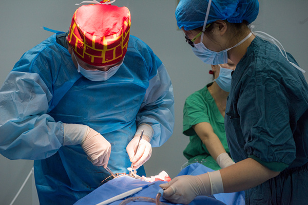 1522213438452909.jpg 駱琦醫生在為患兒實施唇腭裂修復手術.jpg