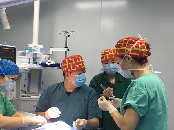 1522213512949324.jpg 來自云南省二院的駱醫生等人配合默契.jpg