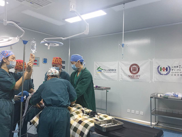 1522213601407252.jpg 中外醫生在手術過程中進行技術交流.jpg