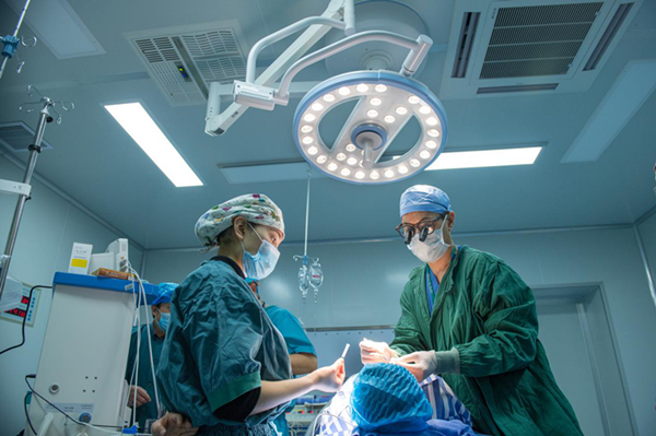 1522648402747720.png 外科整形醫生Gerald Cho為患兒實施修復手術.png