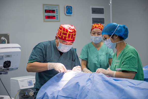 1522648448850867.png 來自云南省第二人民醫院的外科醫生駱琦正為患兒實施修復手術.png