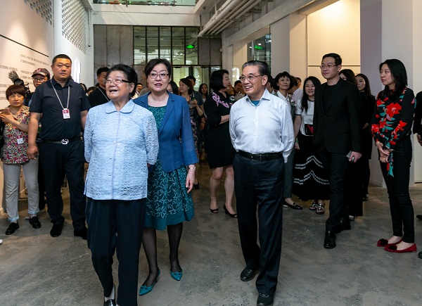 顧秀蓮主任、李金華會長步入觀展現場.JPG