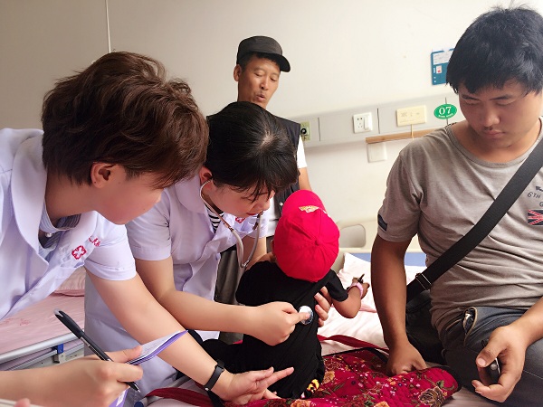 1528800848709292.jpg 7. 云南省第一人民醫(yī)院副主任醫(yī)師段瑞為患兒做術(shù)前檢查.JPG