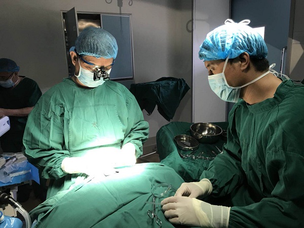 1528800866139556.jpg 8. 武漢大學(xué)口腔醫(yī)院主任醫(yī)師金輝喜為患兒實(shí)施手術(shù).JPG