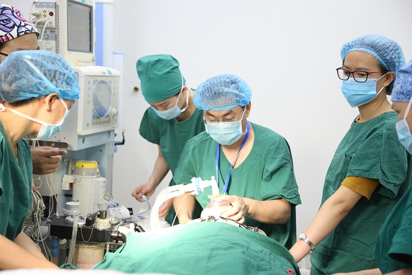 1529480097532389.jpg 6. 為患兒實(shí)施術(shù)前麻醉.JPG