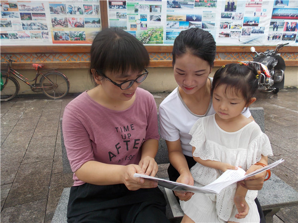 陳珍蓮向育齡群眾宣傳“全面兩孩”計(jì)生政策、普及生殖健康知識(shí)。.jpg