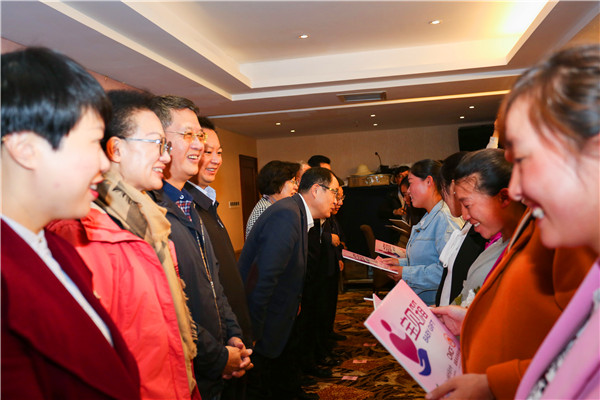 1536762585184735.jpg 8 會與領導為受助家庭代表捐贈“寶貝箱”。(何歡 攝) (1).JPG