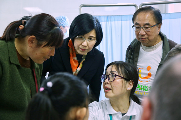 1553567487139478.jpg 江蘇隆力奇生物科技股份有限公司副總裁魏雪鳳了解患兒篩查情況_副本.jpg