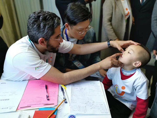 1553567602124852.jpg 醫生為患兒做術前篩查.jpg