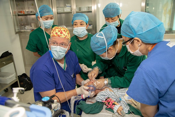 1553927407122429.jpg 麻醉醫(yī)生Alan Patterson為患兒進(jìn)行麻醉.jpg