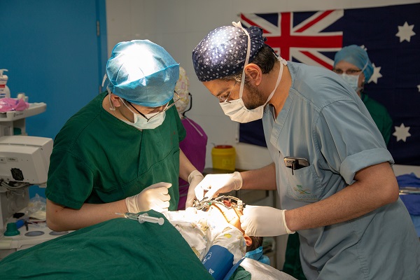 1553927431109567.jpg 外科醫(yī)生Ahmed Gad為患兒實(shí)施手術(shù).jpg