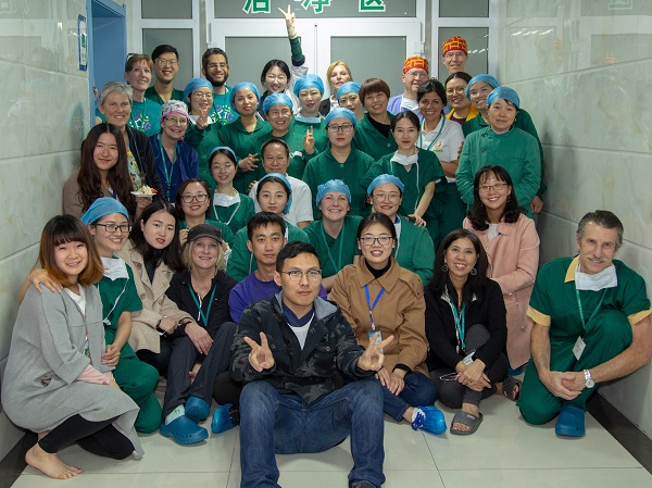 1553927459383198.jpg 手術(shù)結(jié)束,醫(yī)療志愿者與當(dāng)?shù)蒯t(yī)務(wù)人員、翻譯志愿者、項(xiàng)目工作人員合影留念.jpg