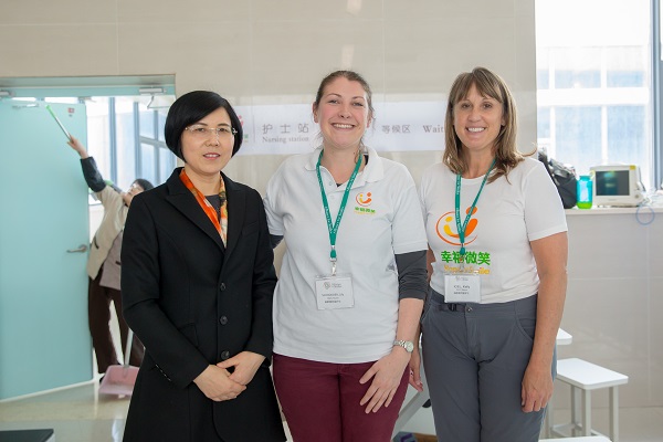 魏雪鳳副總裁與“幸福微笑”國際醫療志愿者合影 -600.JPG