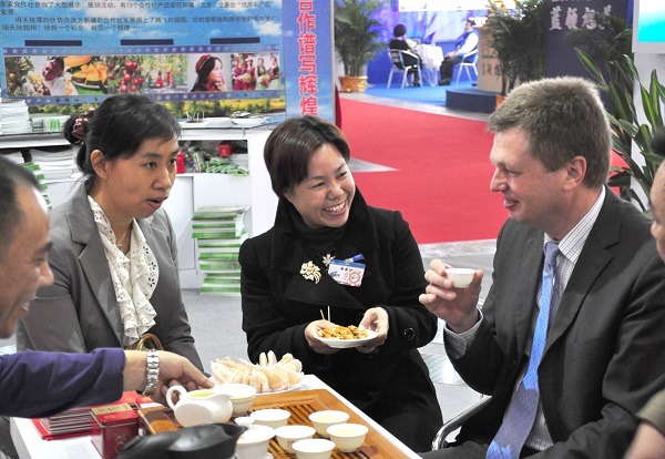 蘭愛珍 工作照五［合作社理事長蘭愛珍(中)與外商交流豆腐皮產品及簽訂銷售訂單］.JPG