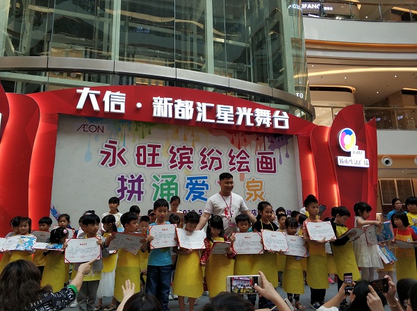 1559009460201431.jpg 龐君銘店長給小天使頒獎.jpg