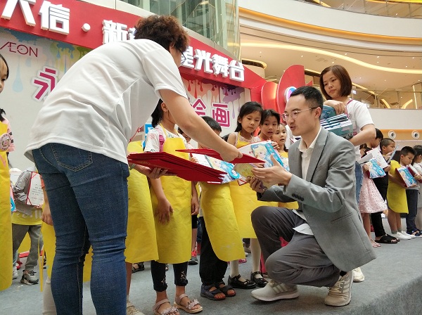 1559009536706538.jpg 王部長給小天使頒獎.jpg