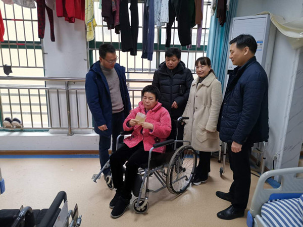 1579510479923892.jpg 上門慰問三陽鄉(xiāng)衛(wèi)生院徐雪華_副本.jpg