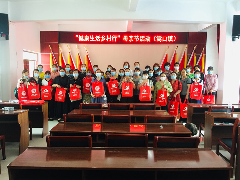 1589164055654212.jpg 為計生家庭母親發放健康宣傳品_副本.jpg