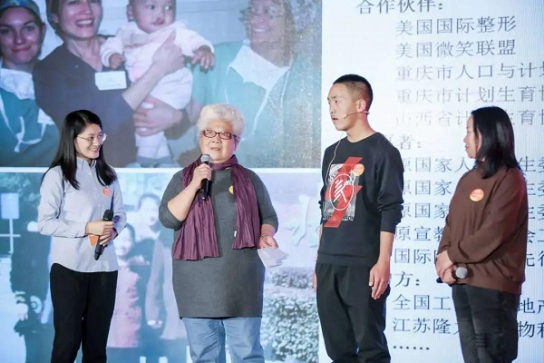 “感恩有您 善路同行”活動上，志愿者劉奶奶和受助家庭故事分享.jpg