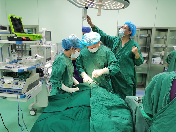圖2 手術現場 - 600.jpg