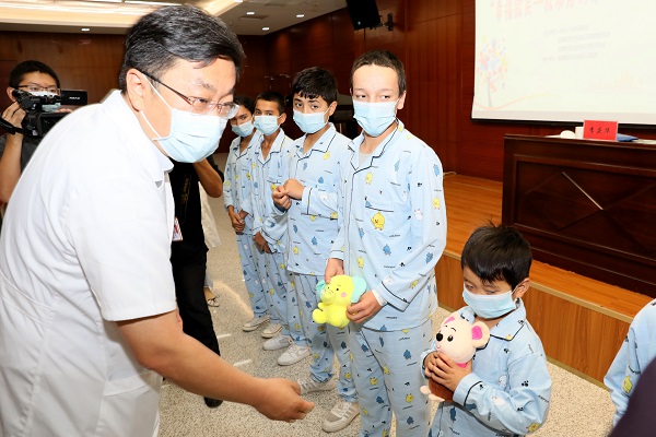 圖4 自治區人民醫院黨委副書記、院長楊毅寧給患兒發放小禮物 - 600.JPG